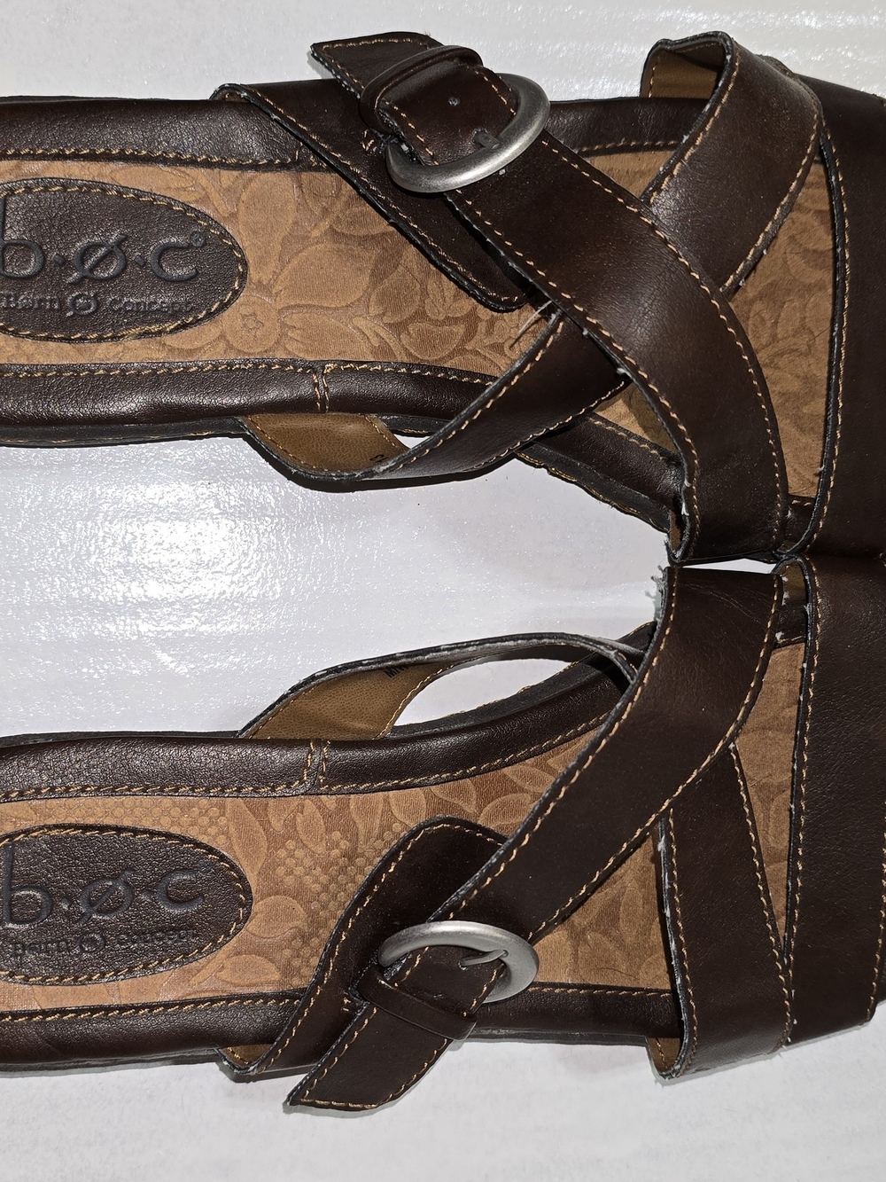 b.o.c. Women’s Dark Brown Leather Cross Strap Sandals Size 8